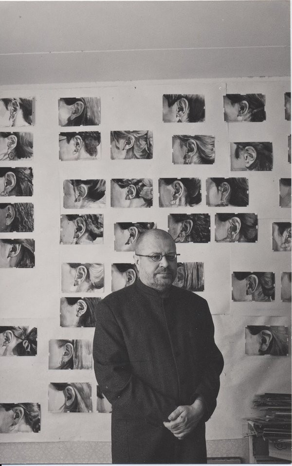 Владимир Сальников на&nbsp;фоне работ из&nbsp;серии «10 000 левых женских ушей».
