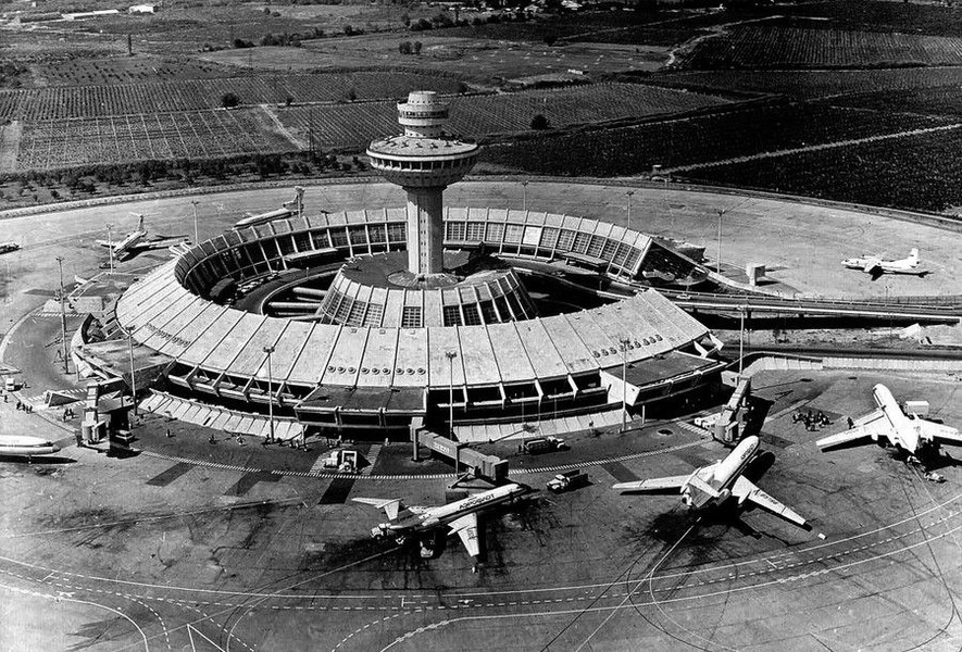 Международный аэропорт Звартнотц, Ереван, 1980. Архитекторы: А. Тарханян, С. Хачикян, Л. Черкезян,&nbsp;Ж. Шехлян, А. Тигранян, А. Месчян.