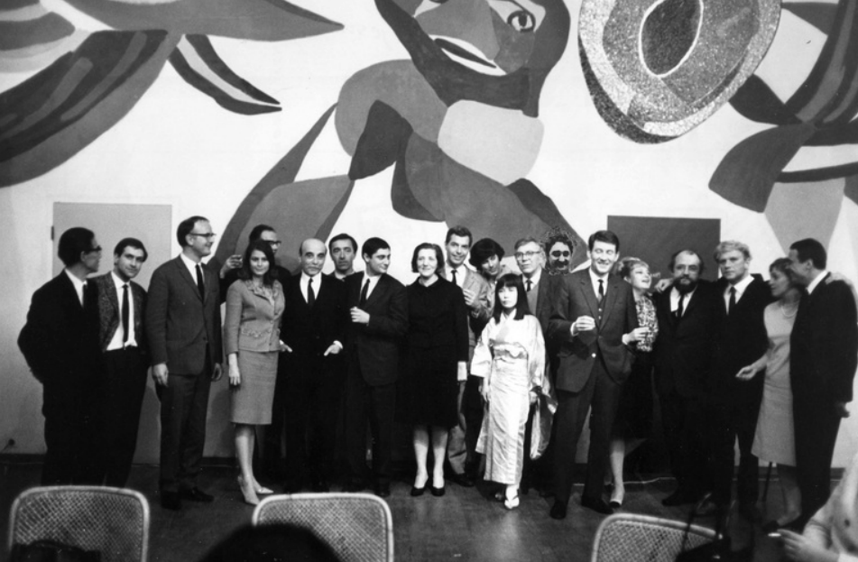 Открытие выставки «Nul», Дзиро Ёсихара (крайний слева) с&nbsp;другими участниками выставки. 1965&nbsp;год Courtesy: https://tinyurl.com/vu2p9a3