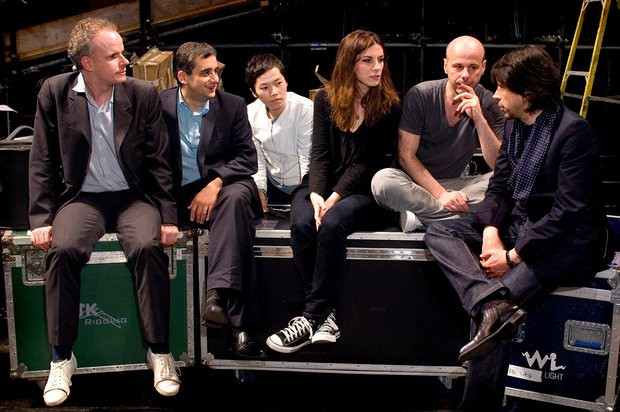 Ханс Ульрих Обрист (слева) с&nbsp;художниками обсуждают выставку «Время почтальона» на&nbsp;Манчестерском международном фестивале, 2007