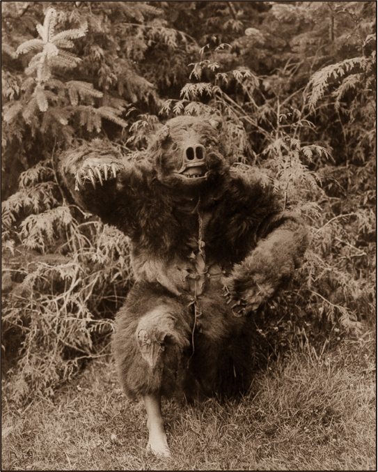 Рисунок 3. Edward Sheriff Curtis 1914&nbsp;год. Индеец племени квагул в&nbsp;костюме медведя.
