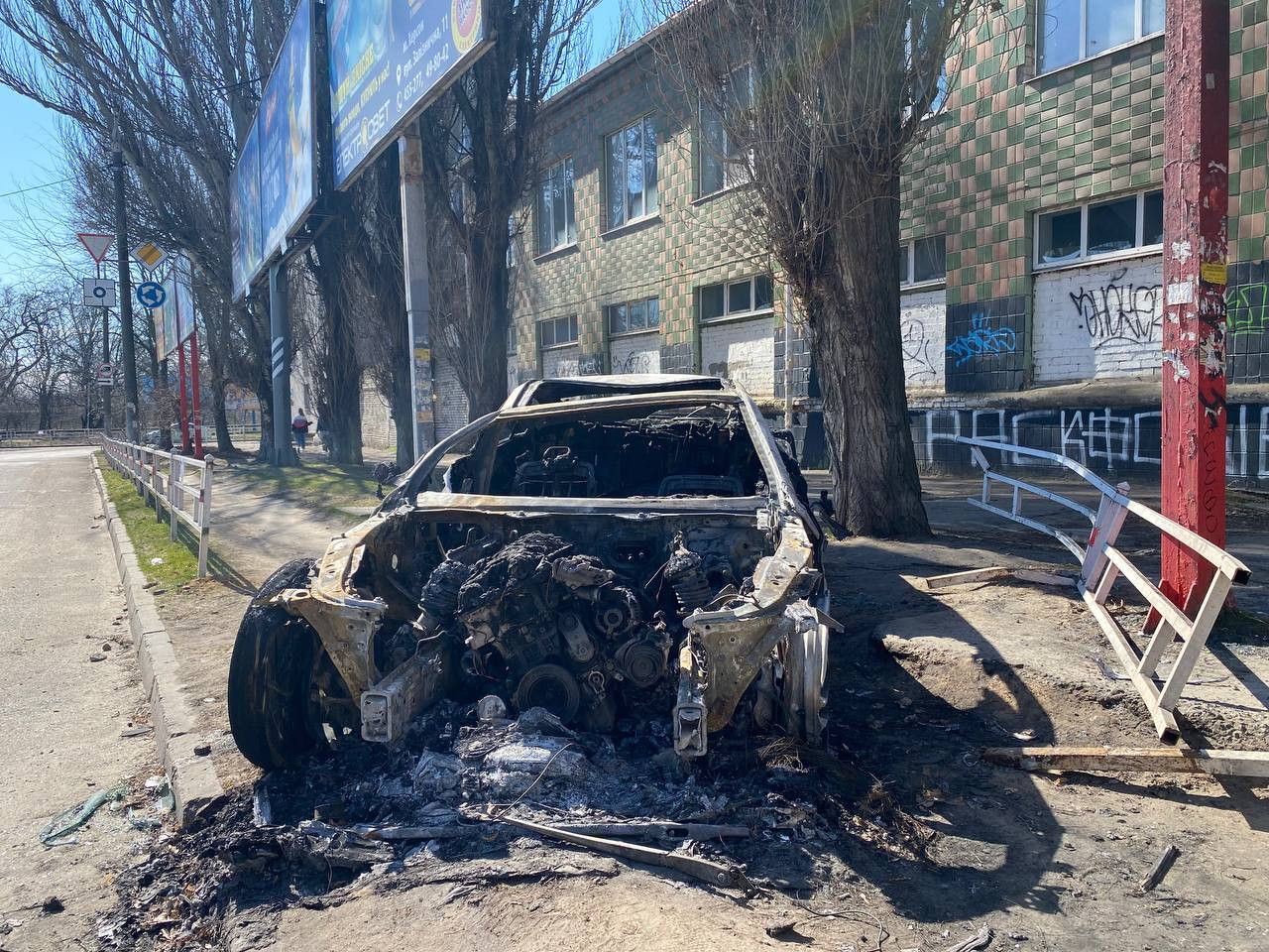 Сгоревший автомобиль на&nbsp;улице Херсона. Некому убирать. Фото: Елена Костюченко / «Новая газета»