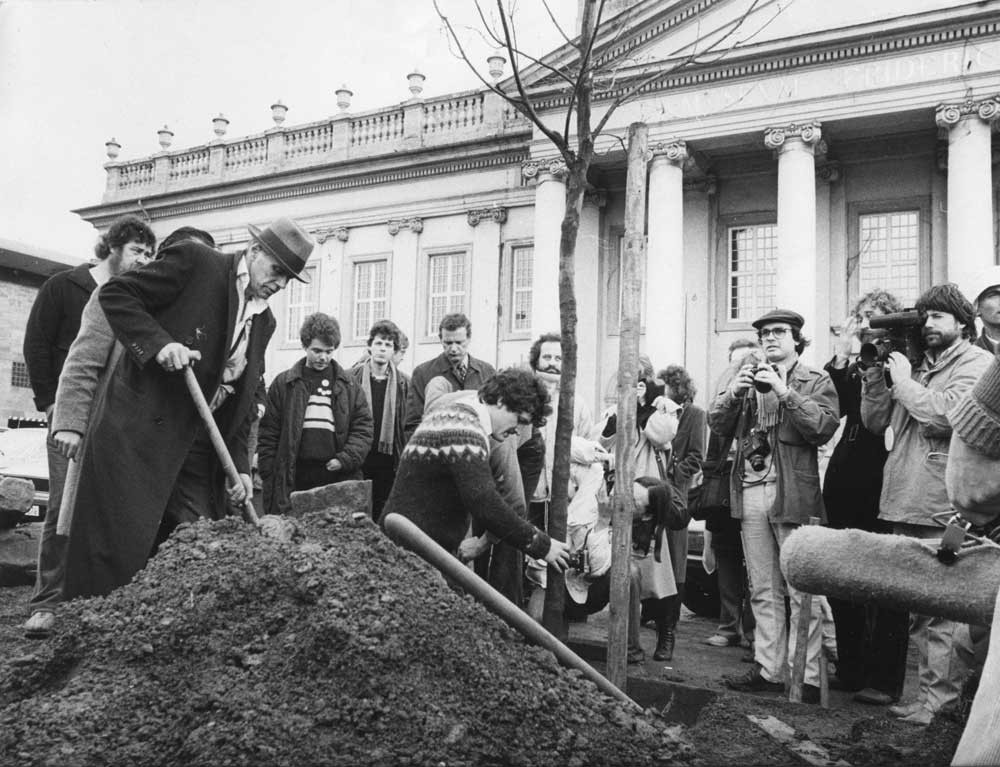 Йозеф Бойс.&nbsp;7000 дубов.&nbsp;1982. Фото: Дитер Швердтле (Dieter Schwerdtle). Источник: www.diaart.org