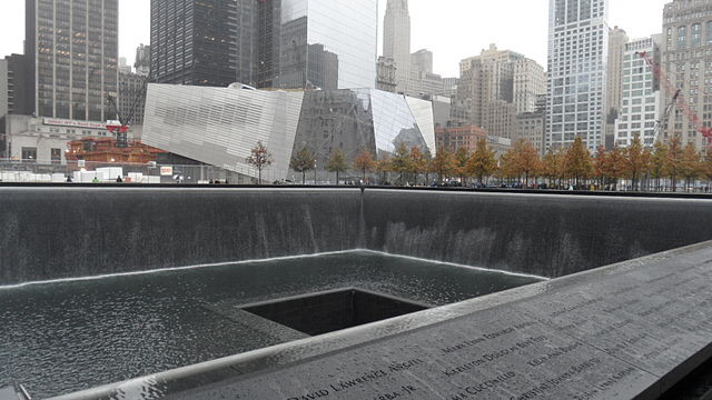 Мемориал на&nbsp;месте крушения зданий Всемирного торгового центра в&nbsp;Нью-Йорке