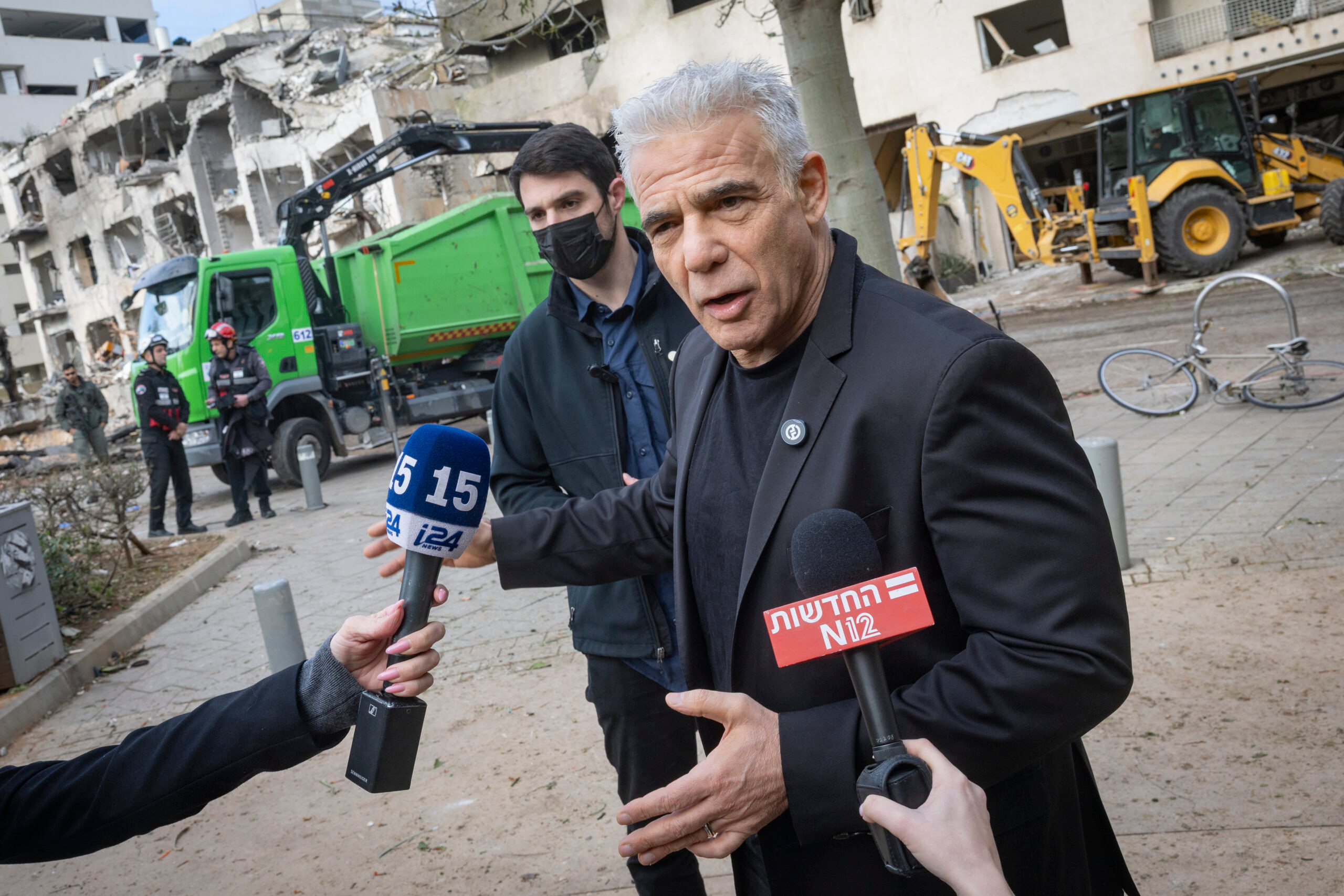 Как будто у оппозиции не хватает когнитивных способностей понять, что существуют войны, против которых тоже можно выступать. Лидер оппозиции Яир Лапид посещает место падения иранской ракеты в Тель-Авиве, 1 марта 2026 года (Фото: Хаим Гольдберг / Flash90)