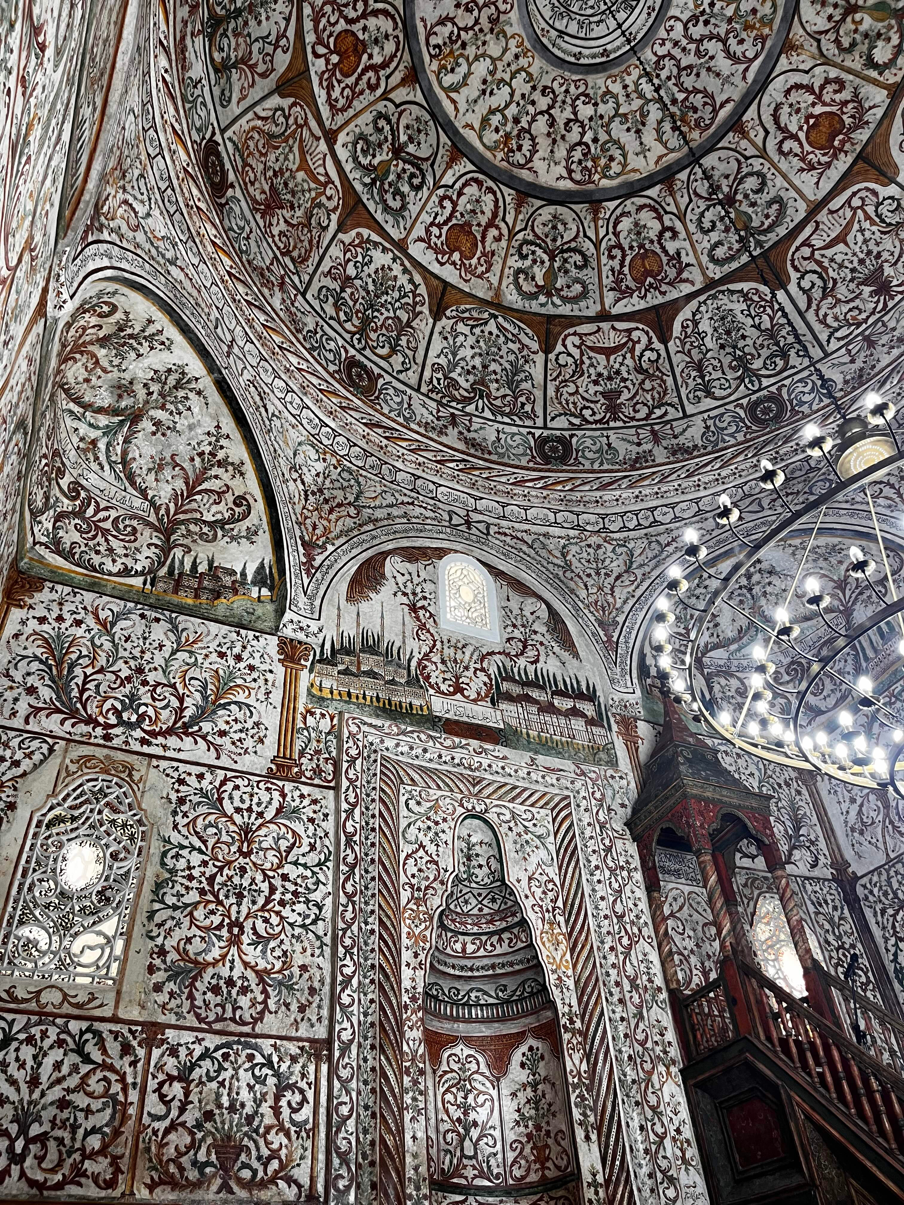 Белая, как албанская кожа, мечеть в центре Тираны, Албания.