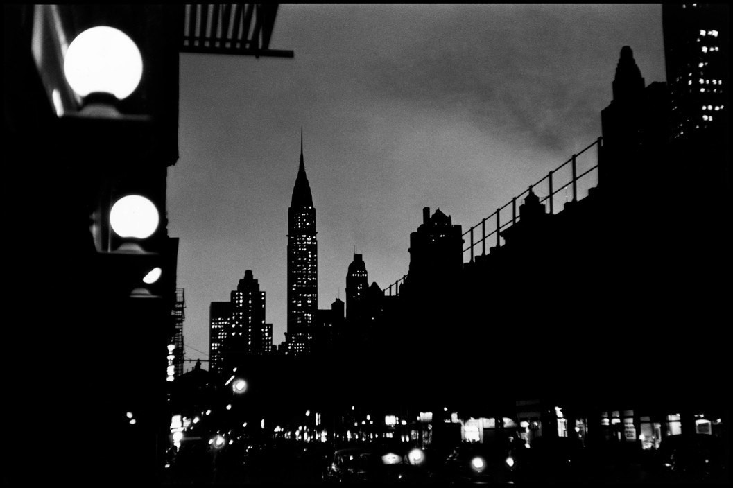Elliott Erwitt, USA. New York City. 1955. Evening scene with the Chrysler Building.