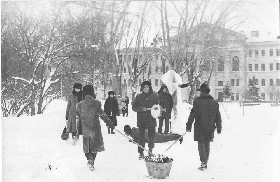 Всемирная ассоциация нового пролетарского искусства. Перформанс «Сибирская войнушка». 1990. Фото Игорь Щеглик