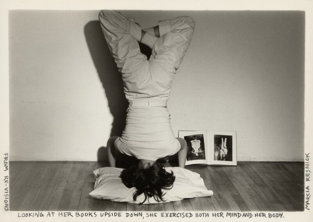 Marcia Resnick — Looking at her books upside down, she exercised both her mind and her body (Разглядывая свои книги верх ногами, она тренировала как свой ум, так и тело). 1978, from Re-visions, 1978, серебряно-желатиновая печать