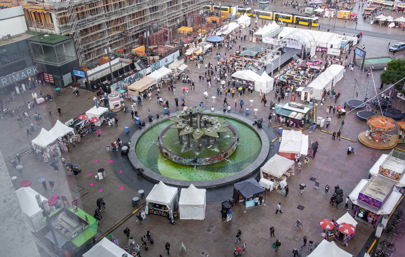 Share Your Pain, reparative session by Olga Mun, Open Air Museum of Decoloniality (de_colonialanguage), Alexanderplatz, Berlin, 2025