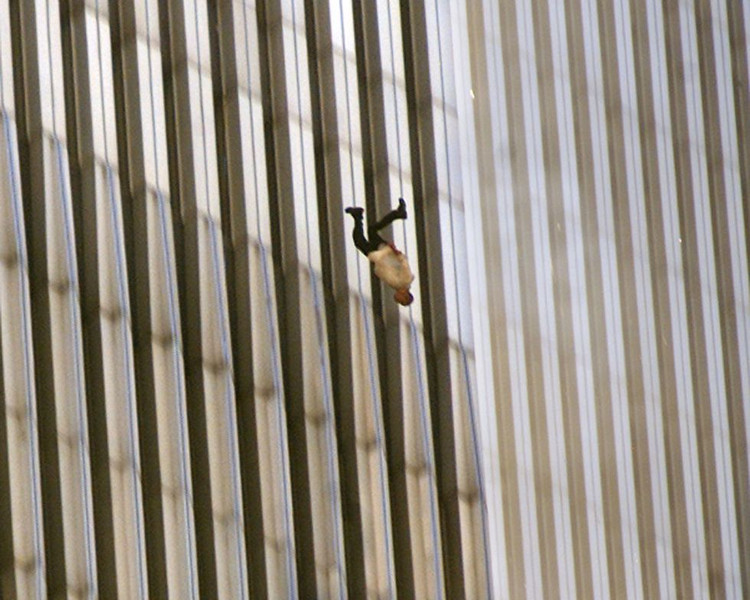 The Falling Man © Richard Drew / Человек падает из&nbsp;окна одной из&nbsp;<nobr>башен-близнецов</nobr>. Нью-Йорк, 11.09.2001