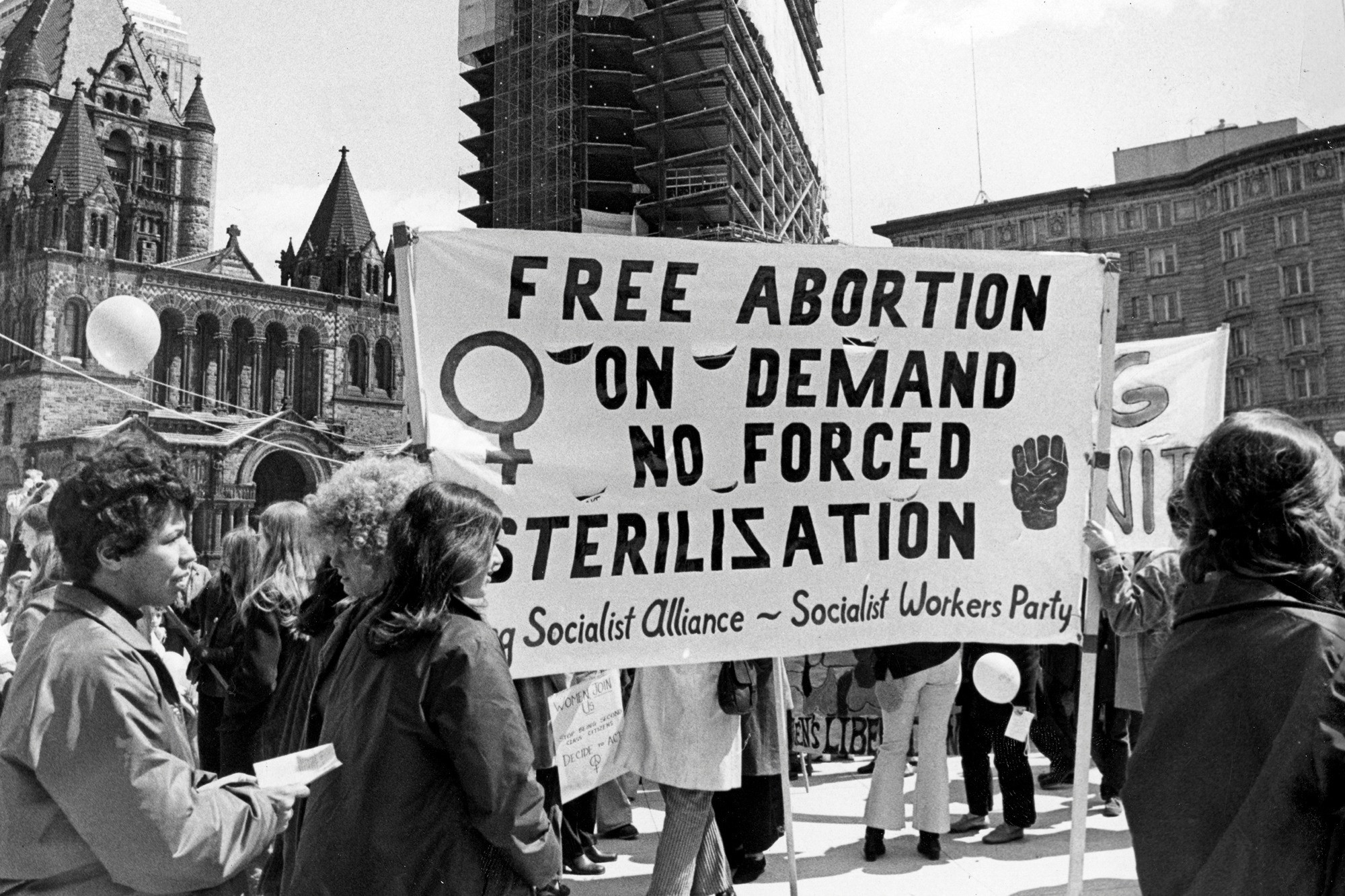 Участницы Национального женского освободительного движения протестуют против конкурса «Мисс Америка» в&nbsp;Атлантик-Сити, штат Нью-Джерси. 7 сентября 1968&nbsp;года