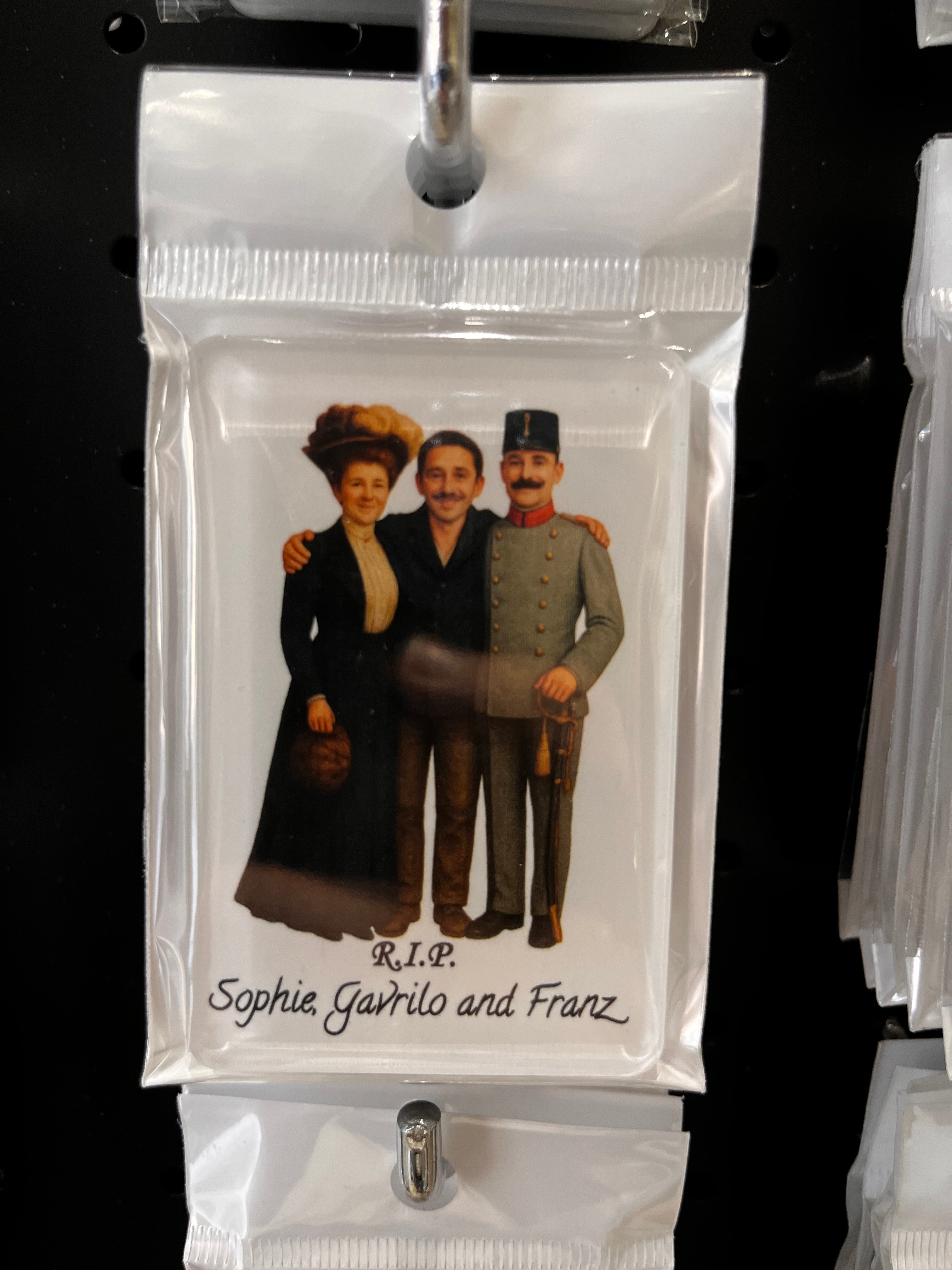 Магнит на продажу в музее о времени австро-венгерской оккупации Сараево. Беспощадный балканский маркетинг. «All for you, Sophia», — как пел Franz Ferdinand. 