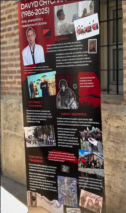Стенд на честь українського анархіста та рисувальника Давида Чичкана, який загинув під час спротиву агресії російського імперіалізму. Місце: 24 Анархістська книжкова ярмарка, Валенсія, квітень 2026 р.