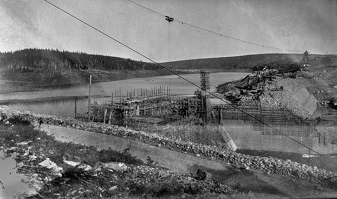 строительство главного корпуса плотины Широковской ГЭС. Фото 1943–1944-х годов © Tatlin Publishers