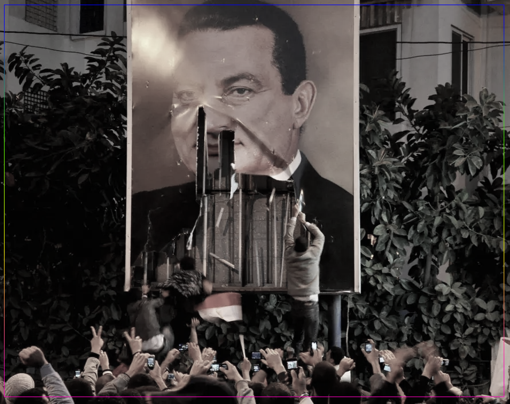 Демонстранты уничтожают портрет президента Египта Хосни Мубарака в Александрии, 2011. Источник: Ben Curtis, AP