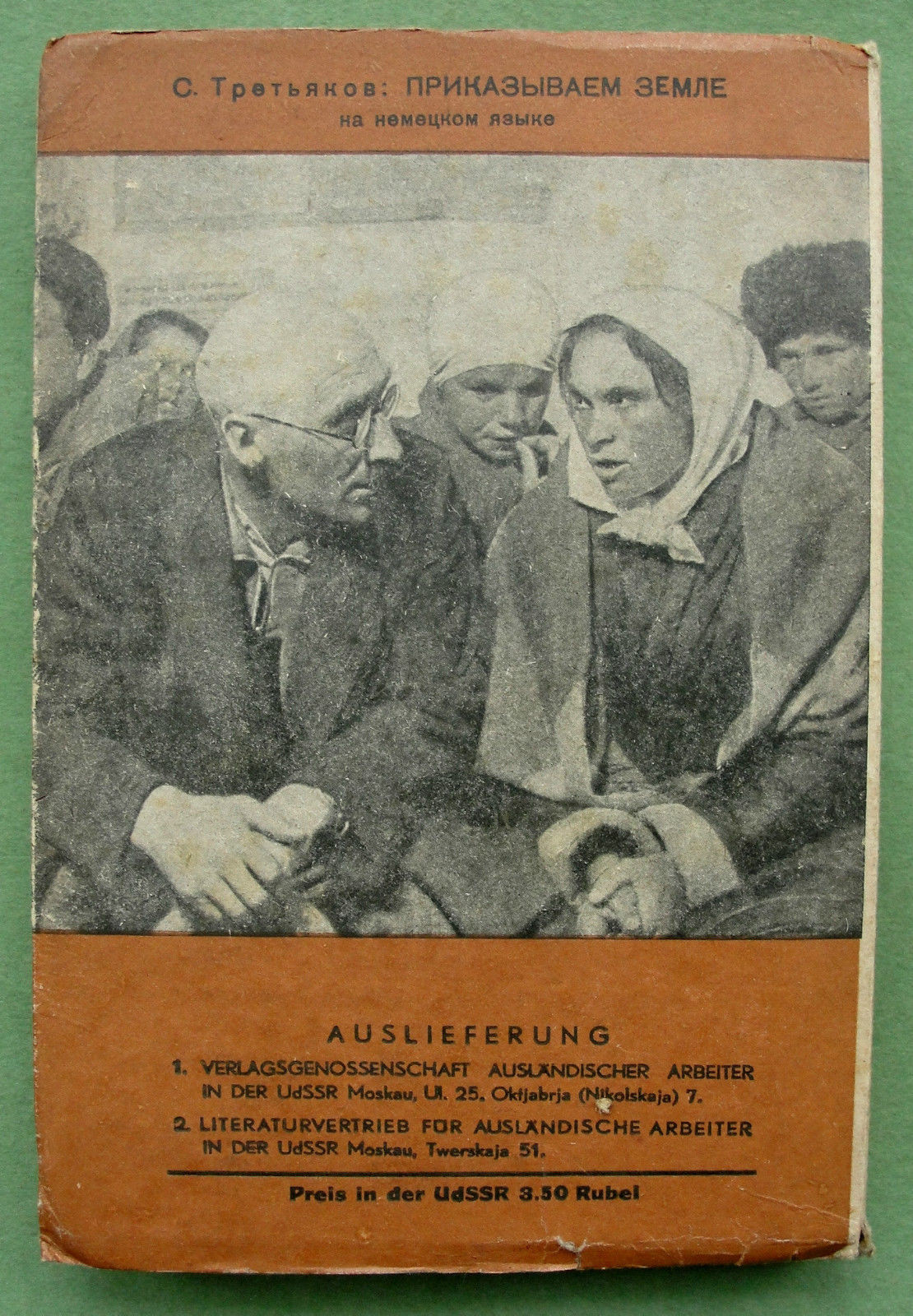Задняя обложка сборника Feld-Herren (1932), на&nbsp;фото Третьяков с&nbsp;колхозницей из&nbsp;Коммунистического маяка