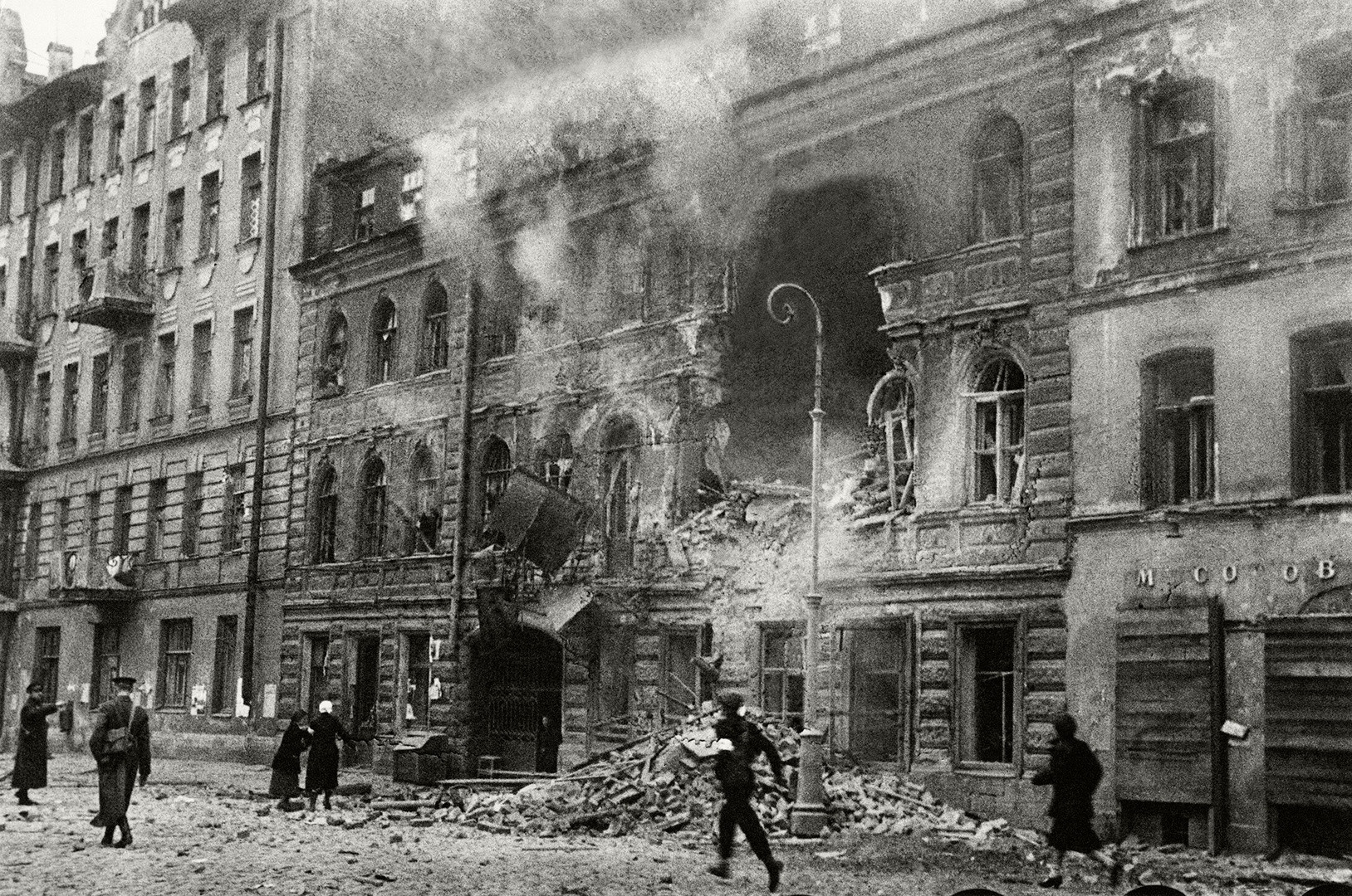 The Siege of Leningrad. September 1941. Photo: Tarasevich Vsevolod Sergeevich. History of Russia in Photographs/MAMM