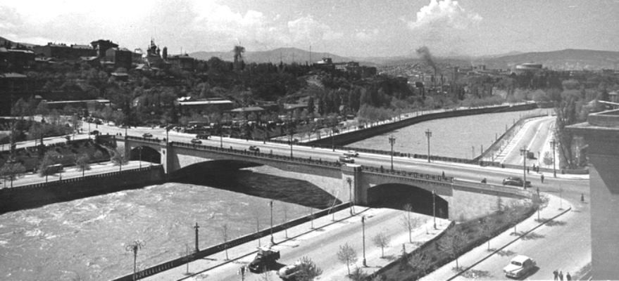 Новый мост по&nbsp;проекту конструктора Г. Чомахидзе и&nbsp;архитектора М.С.&nbsp;Мелия. Построен в&nbsp;1951&nbsp;— 1953&nbsp;годы. Фото: pastvu.com