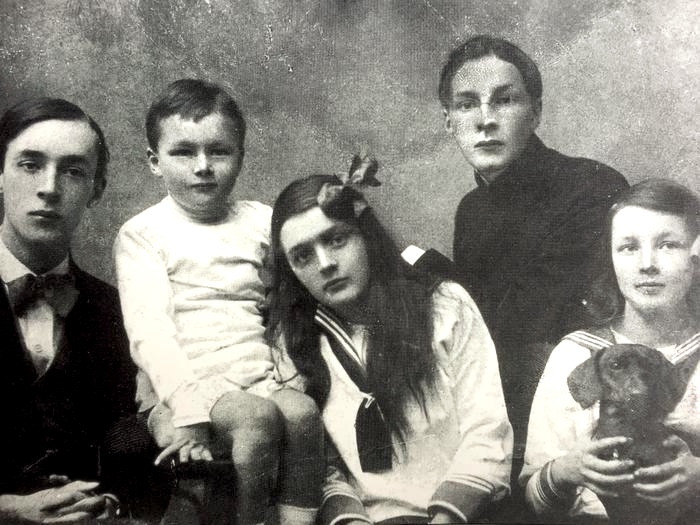 Пятеро детей Набоковых с таксой Боксом Вторым: Владимир (род. 1899), Кирилл (род. 1910), Ольга (род. 1903), Сергей (род. 1900), Елена, с таксой на руках (род. 1906), Ялта, ноябрь 1918 г.