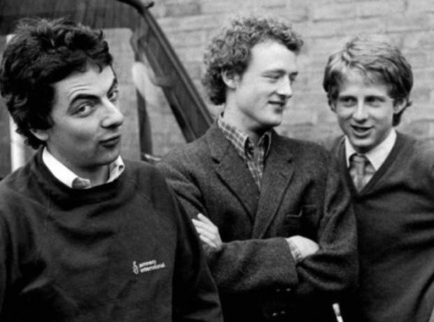 Слева направо: комик Роуэн Аткинсон, композитор Ховард Гудолл и режиссер Ричард Кертис, одногруппники по колледжу Крайст-Черч в Оксфорде, которые вместе будут работать над ситуационной комедией «Мистер Бин»