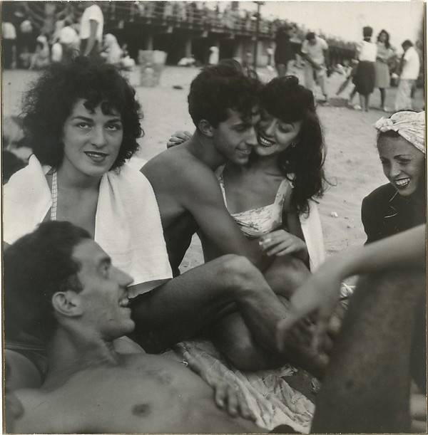 Sid Grossman, [Group of Teenagers on a Stoop, New York], 1947 © The Metropolitan Museum of Art, New York.