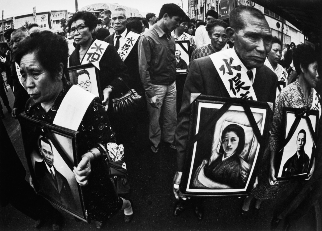 Родственники и&nbsp;близкие несут фотографии жертв болезни Минамата, Япония, 1972&nbsp;г. © W. Eugene Smith | Magnum Photos