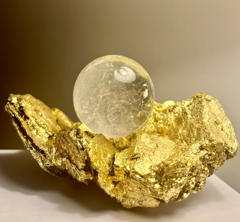 “Wandering Rocks,” 23k gold, stone, glass, 2023. Courtesy of the artist.