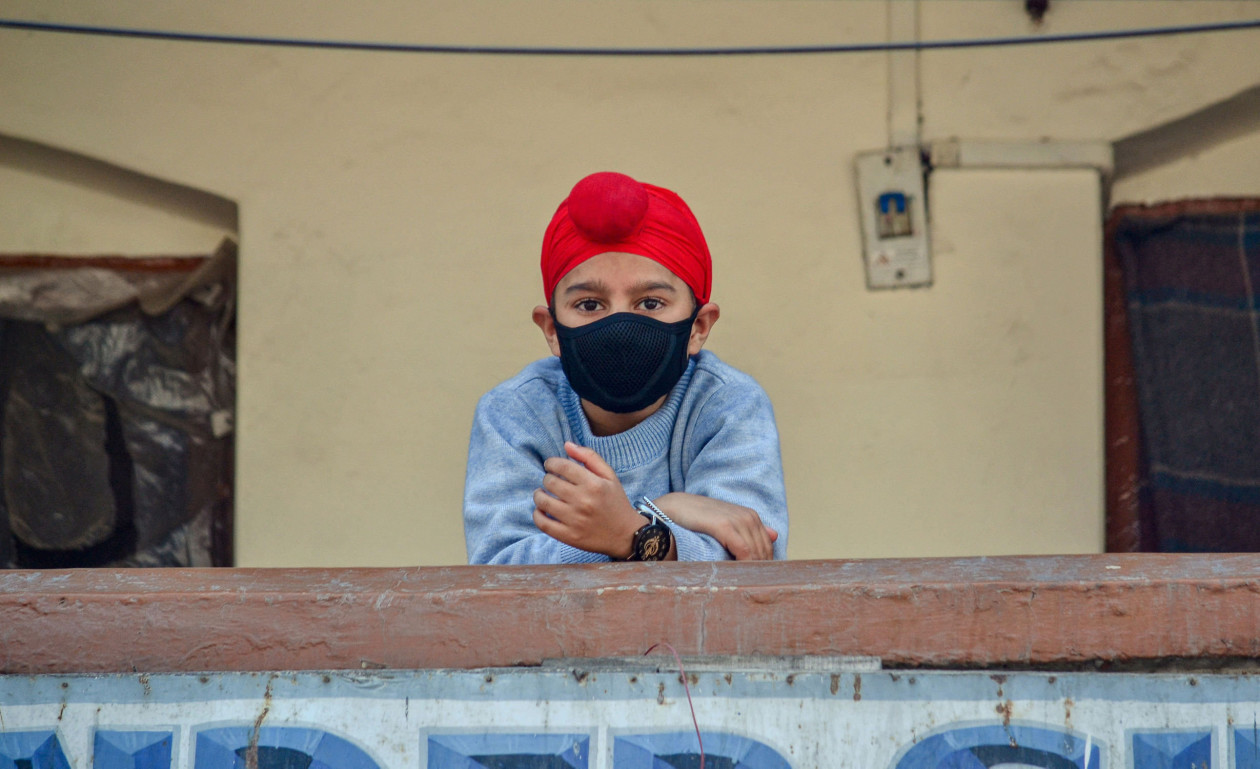 Город Сринагар: мальчик в&nbsp;защитной маске осмелился выйти на&nbsp;балкон. В&nbsp;конце марта вгороде зарегистрирован первый умерший от&nbsp;коронавируса в&nbsp;штате Кашмир © eyevine