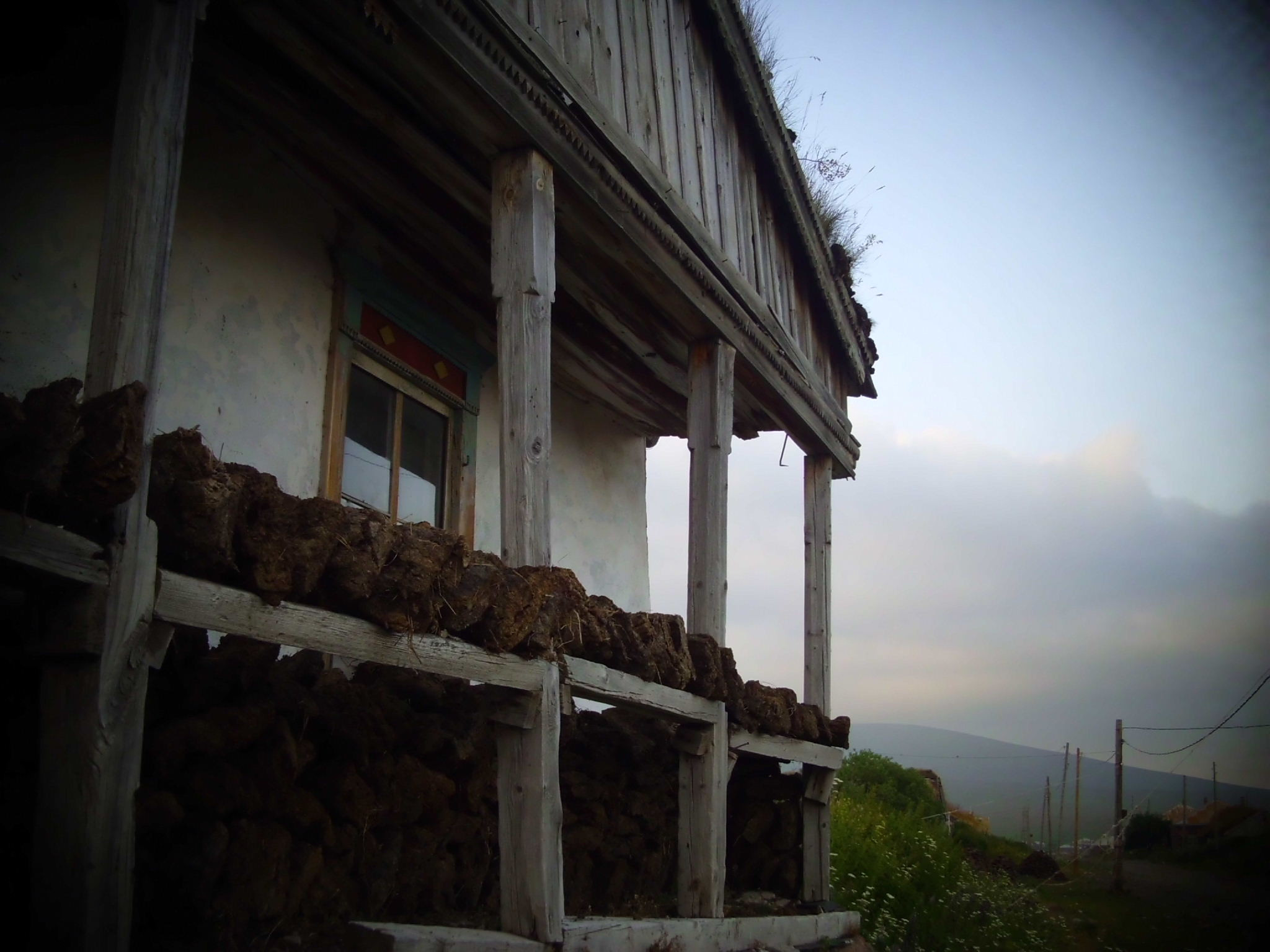 Старая хата в&nbsp;Тамбовке, сушится кизяк.