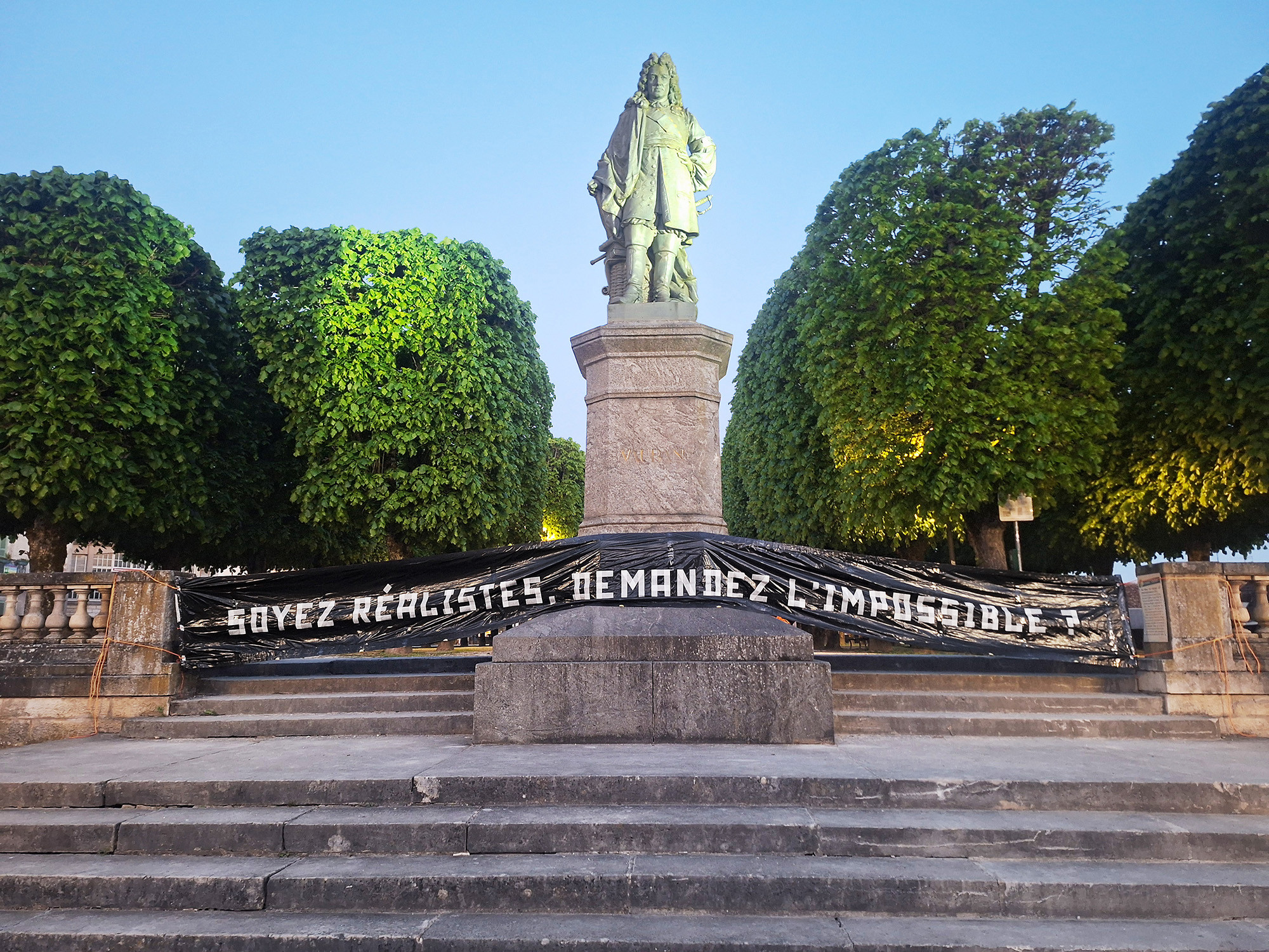 Акция прямого действия « Soyez réalistes, demandez l’impossible (?) » «Будьте реалистами, требуйте невозможного (?)» 1 мая 2025, Аваллон. 