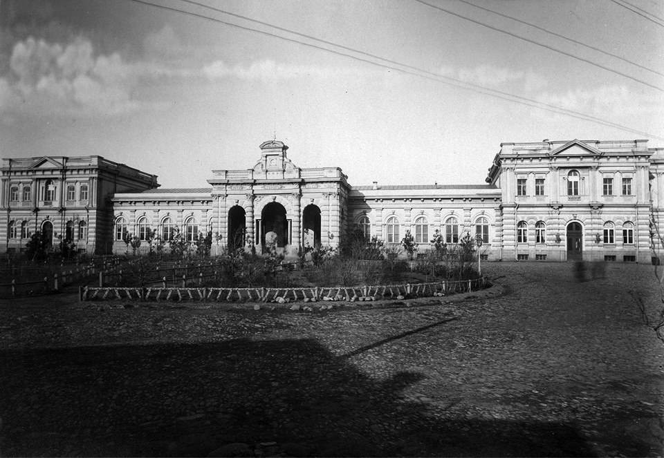 Здание вокзала, построенное в&nbsp;1872&nbsp;году. Фото: pastvu.com