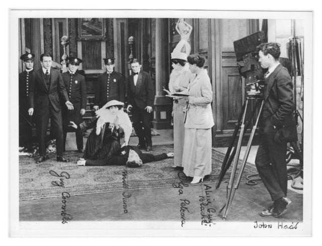 Алис Ги-Блаше (по&nbsp;центру справа) на&nbsp;съемках фильма «Моя Мадонна» (1915)