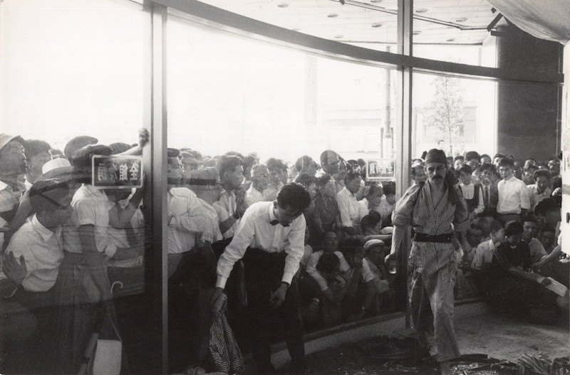 Жорж Матьё в&nbsp;процессе создания работы, универмаг «Сирокия», Токио. 1957&nbsp;год. Фото: Франсуа Рене Ролан. 