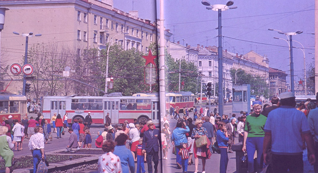 Тверь 1980-х, Новоторжская улица. Фотоальбом «Земля Калининская» (изд-во&nbsp;«Московский рабочий», 1983). Источник: https://transphoto.org/