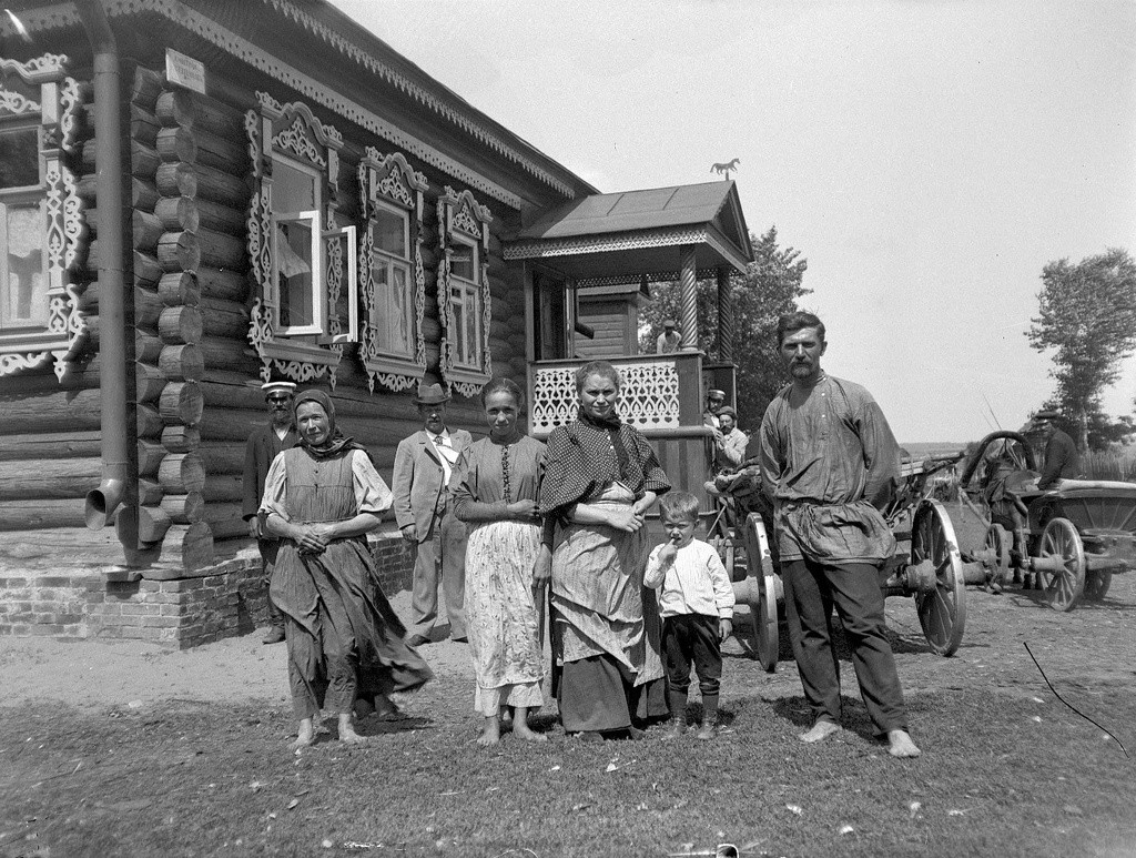 1897&nbsp;— 1899, крестьянская семья на&nbsp;фоне деревенского дома