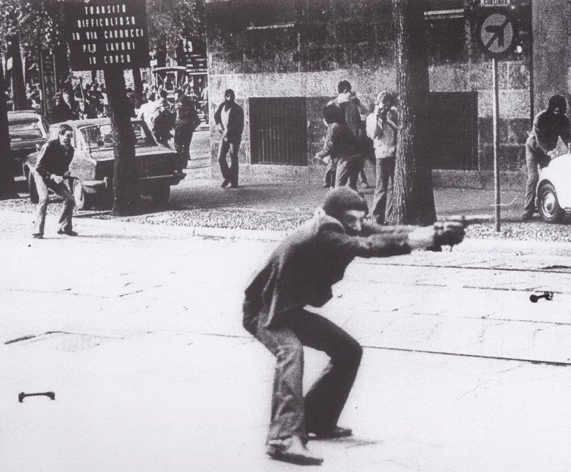 Милан, 14&nbsp;мая 1977&nbsp;года. Giuseppe Memeo направляет оружие на&nbsp;полицию во&nbsp;время акции протеста. Фото Paolo Pedrizzetti. Это изображение стало символом «свинцовых семидесятых» в&nbsp;Италии. 