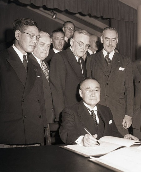 Подписание взаимного договора о&nbsp;безопасности. 1951&nbsp;год. Courtesy: https://tinyurl.com/y6rlrhgn