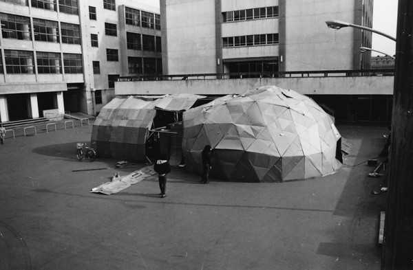 Театр из&nbsp;картона&nbsp;— студенческий театр, в&nbsp;котором играл и&nbsp;ставил спектакли Цукамото, 1978