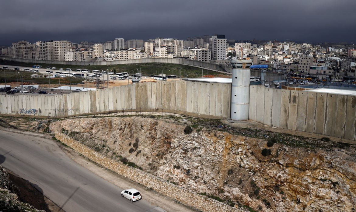 Израильская стена разделяет Восточный Иерусалим и палестинский город Каландия на Западном берегу реки Иордан. [Thomas Coex/AFP]