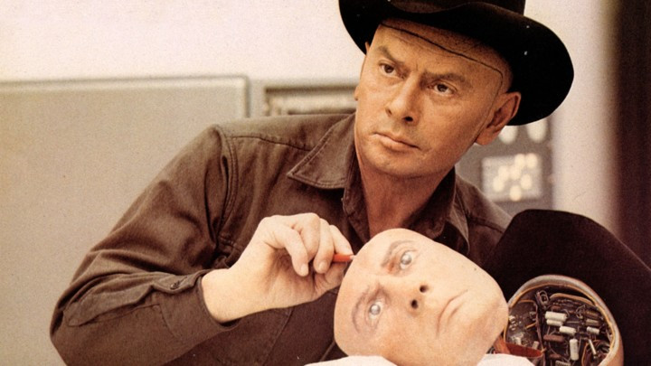 Кадр из&nbsp;фильма Westworld (1973), где Юл Бриннер играет ковбоя-робота, копию самого себя из&nbsp;легендарной «Великолепной семерки» (1960)