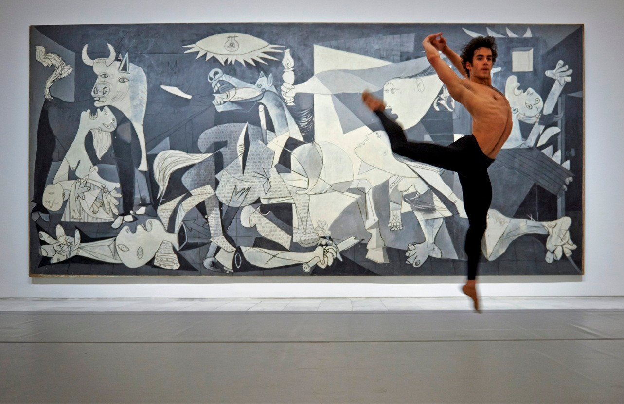 Знаменитая «Герника» (Guernica) Пабло Пикассо, «ожившая» в&nbsp;танце испанца Виктора Уллата (Victor Ullate). Музей Королевы Софии, Мадрид.