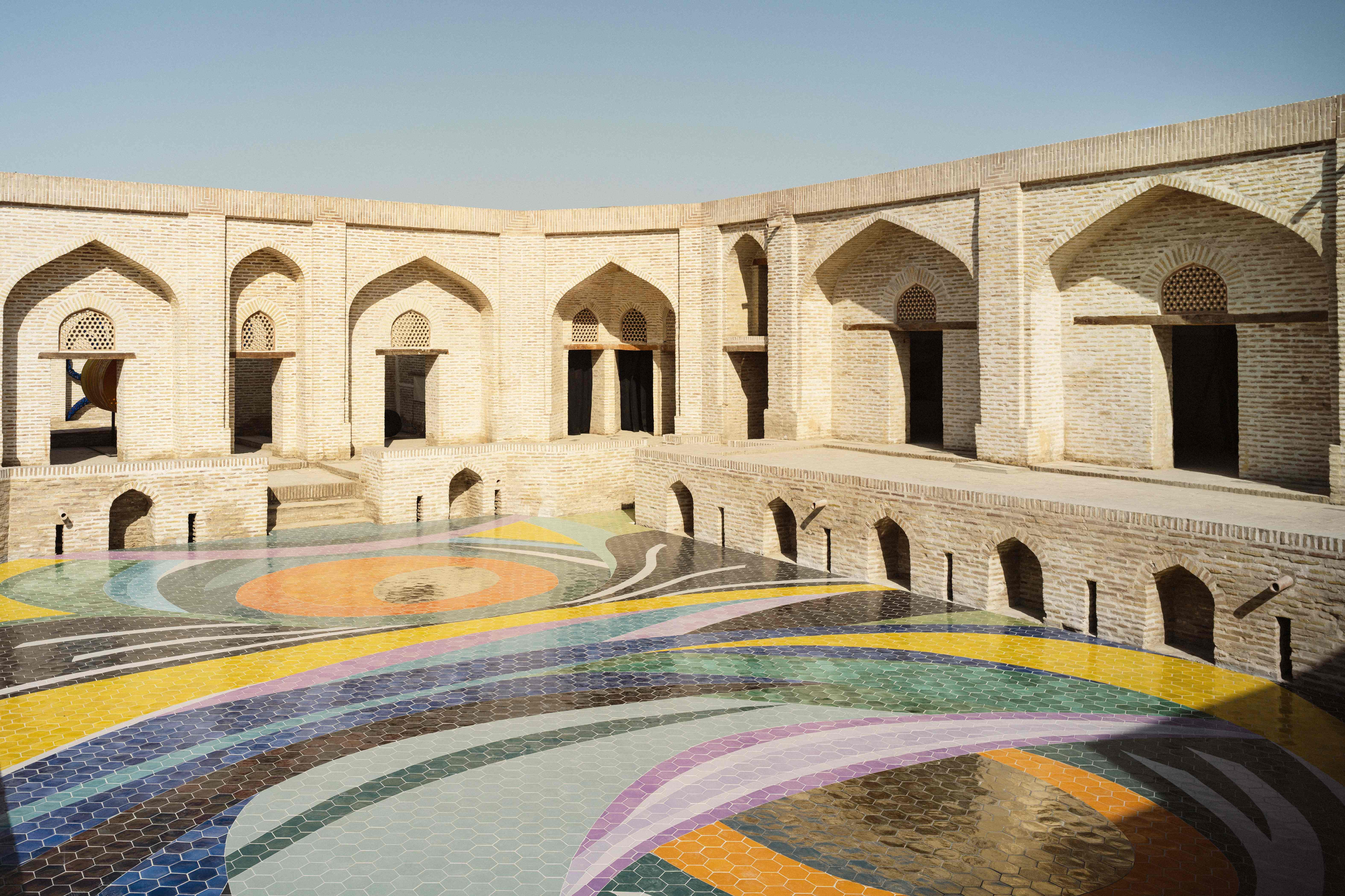 Марина Перес Симао и Бахтияр Бабамурадов, Без названия, 2024–25, керамическая мозаика. Бухара, Узбекистан, 2025. Автор: Феликс Оделл. Источник: https://www.bukharabiennial.uz/press#press-images