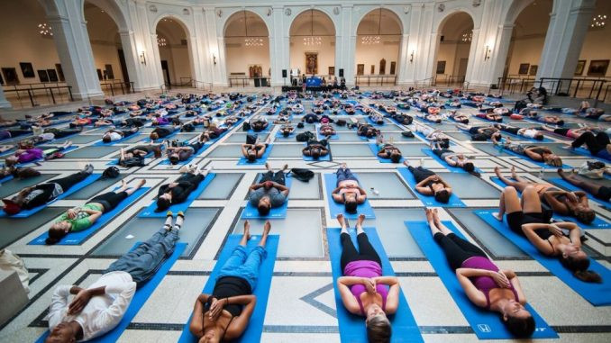 Im Brooklyn Museum machen die New Yorker seit Frühjahr regelmäßig Yoga. Foto: SKD. September 2016.