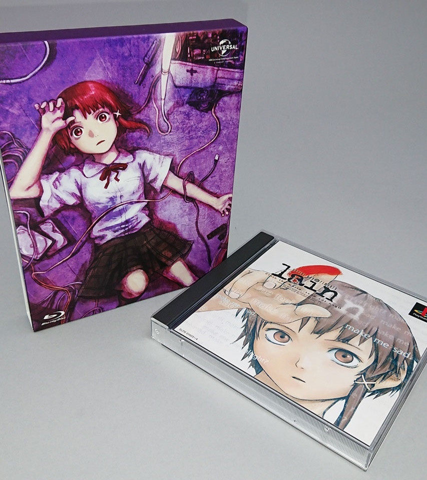 Официальные японские издания аниме на&nbsp;<nobr>Blu-ray</nobr> слева и&nbsp;игра справа
