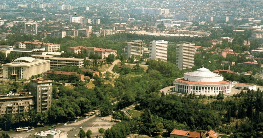 На&nbsp;фото библиотека слева в&nbsp;центре. Из&nbsp;фотобуклета «Тбилиси», 1975-й год, изд-во&nbsp;«ГГИА»