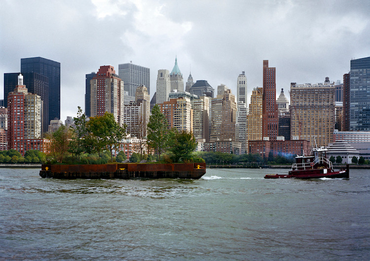 Роберт Смитсон. «Дрейфующий остров» путешествует вокруг острова Манхэттен, Нью-Йорк, 1970/2005.