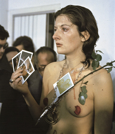 Марина Абрамович во&nbsp;время перформанса Ритм 0 (1974)