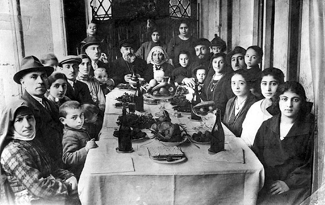 Пасхальный седер семьи Анашвили, Тбилиси, 1924&nbsp;год. Из&nbsp;архива Любы Даниэлов, Израиль