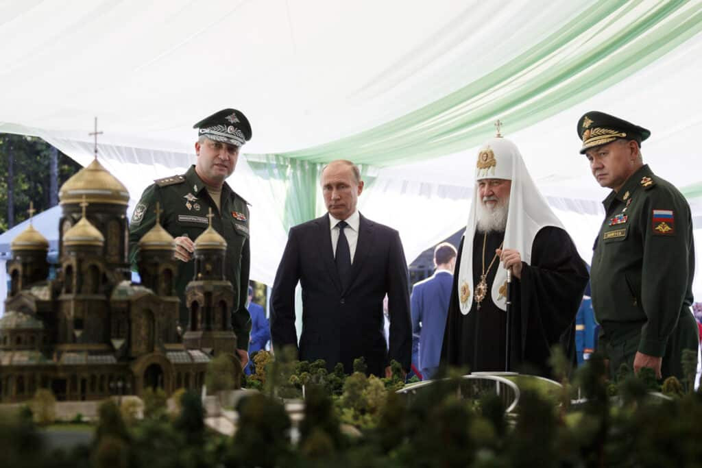 Путин, патриарх Кирилл и&nbsp;Шойгу перед&nbsp;макетом храма © patriot-expo.ru